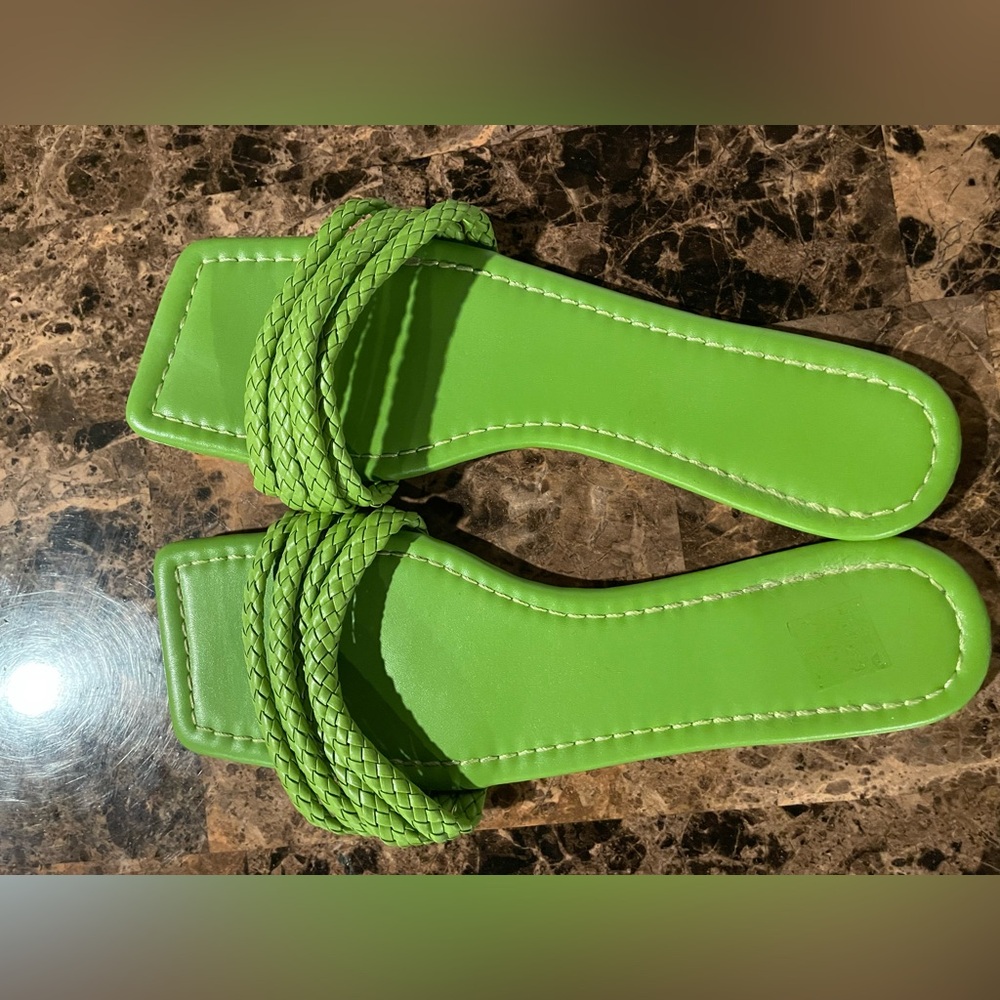 Green slides size 8